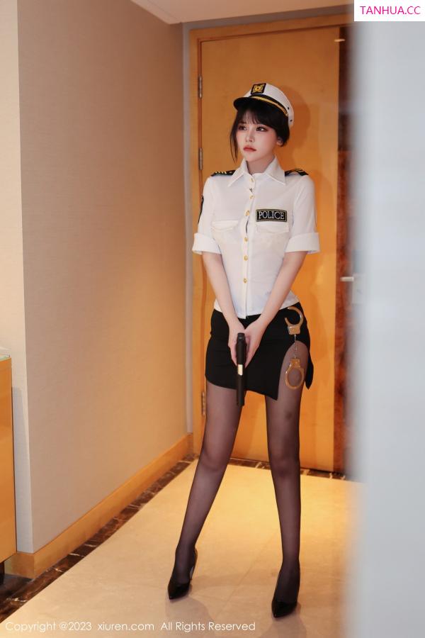   [XiuRen]高清写真图 2023.02.27 No.6328 桃桃子_ 制服短裙第4张图片